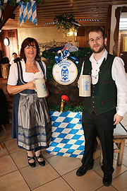 Marina Achhammer und ihr Sohn Michael führen seit Anfang 2016 das Bräustüberl der Forschungsbrauerei (©Foto Martin Schmitz)
